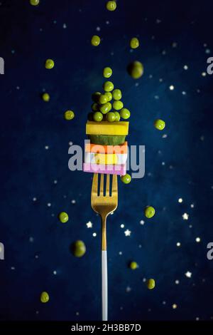 Schichten mit Zutaten aus russischen Salat Olivier auf einer Gabel. Neujahr Urlaub Stockfoto