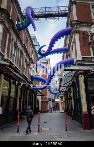 London, Großbritannien. 27. Oktober 2021. Rechtzeitig vor Halloween am 31. Oktober erschien auf dem Leadenhall Market eine Reihe aufblasbarer Kraken-Tentakeln. Kredit: Stephen Chung / Alamy Live Nachrichten Stockfoto