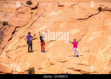 0f-24-2021 Zion Urah USA - Menschen auf einem Hang im Zion National Park in Utah USA nutzen die Akkostik, um das religiöse Lied How Great zu singen Stockfoto
