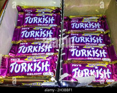 03-24-2013 Brisbane Australien - zwei Schachteln mit kommerziell verpacktem türkischem Vergnügen, die auf einem Einzelhandelsregal sitzen. Stockfoto