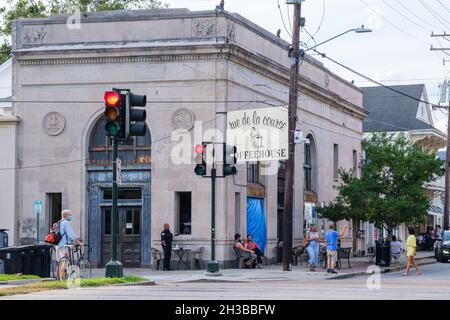 NEW ORLEANS, LA, USA - 23. OKTOBER 2021: Menschen auf der Straße mit Rue de la Course Kaffeehaus im Hintergrund Stockfoto