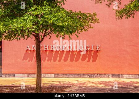 07 23 2021 Tulsa USA  Anthropologie Store-Schild an orangefarbener Wand mit Baumwipfenwänden und Baum am Bürgersteig Stockfoto