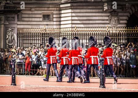 2019 07 24 London UK Chaning of the Guard am Buckingham Palace während die Touristenmassen im Hintergrund verschwommen sind, beobachten und fotografieren - selektiver Fokus Stockfoto