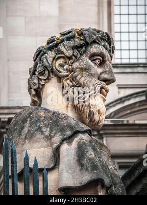 2019 07 27 9999 Oxford UK einer der Herms oder sogenannten Kaiserköpfe, die 1669 von Sir Christopher Wren für das Sheldonian Theatre in Oxfo in Auftrag gegeben wurden Stockfoto