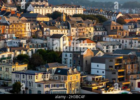 Blick über die Stadt Ilfracombe ein beliebter Badeort an der North Devon Coast im Südwesten Englands, umgeben von Hügeln. Stockfoto