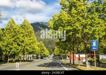 2021 05 27 Willow Creek CA USA - Autobahn durch die kleine Bergstadt Humbolt im Sommer mit Schild für Elektroauto-Gebühr - bewaldeter Berg mit Feuer Stockfoto