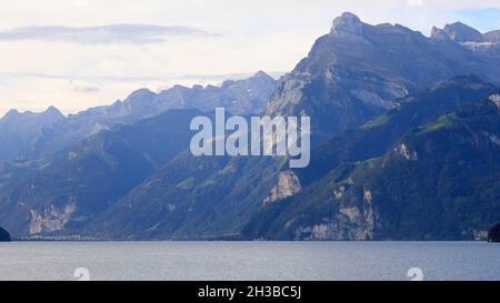 Felsige Alpengipfel über dem Vierwaldstättersee. Diese Ansicht ist vom Brunnen im Kanton Schwyz in der Schweiz aus zu sehen. Stockfoto