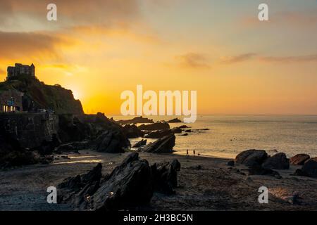 Felsige Klippen und Strand im Sommer bei Ilfracombe an der Küste von North Devon im Südwesten Englands. Stockfoto