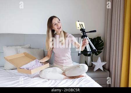 Käufer Auspacken Box mit gekaufter Bestellung während Black Friday Verkauf. Geschäftsverkäufer Frau Unternehmer Verpackung Produkt zu senden Verbraucher. Person öffnet sich Stockfoto