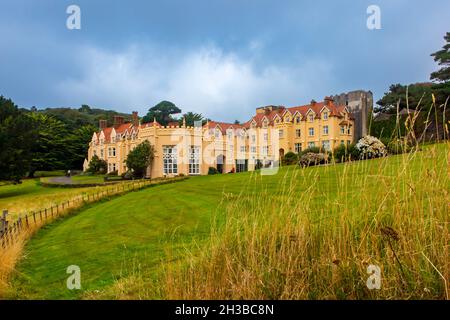 Lee Abbey ein christliches Retreat- und Konferenzzentrum in der Nähe von Lynmouth in North Devon, England, ein denkmalgeschütztes neugotisches Gebäude aus den 1850er Jahren. Stockfoto