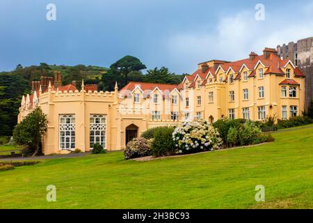 Lee Abbey ein christliches Retreat- und Konferenzzentrum in der Nähe von Lynmouth in North Devon, England, ein denkmalgeschütztes neugotisches Gebäude aus den 1850er Jahren. Stockfoto