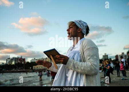 Der 2. Februar wird als der Tag von Lemanja gefeiert. Der Tag, an dem die Strände von Montevideo zu einem Tempel werden. Tausende von Gläubigen aus der ganzen Stadt kommen an die Strände, um der Meeresgöttin zu huldigen. Uruguay. Stockfoto