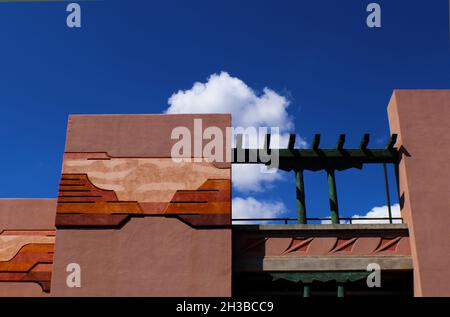 Architektur mit südwestlichem Design in Stuck am blauen Himmel mit Wolken, Santa Fe, New Mexico Stockfoto
