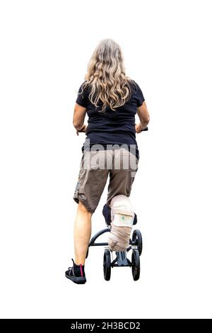 Rückseite der verletzten Frau in Shorts mit langen Haaren mit verbundenen Fuß und Knie Roller isoliert auf whilte. Stockfoto
