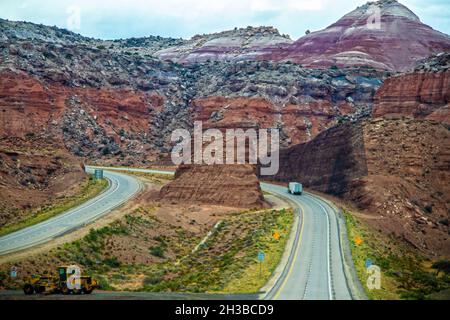 Badlands in Nevada, USA, mit zwei Brocken, die vom Berg geschnitten wurden, um einen geteilten Highway zu bilden Stockfoto