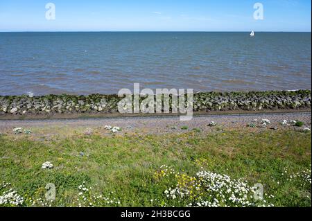 Blick auf Afsluidijk, langer Damm mit Autobahn zum Schutz der Niederlande vor dem Wasser der Nordsee Stockfoto