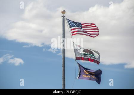 California Flags Blue Lives Matter - Fliegen vom Fahnenmast Raum für Kopie Stockfoto