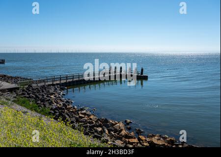 Blick auf Afsluidijk, langer Damm mit Autobahn zum Schutz der Niederlande vor dem Wasser der Nordsee Stockfoto