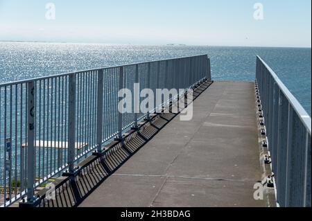 Blick auf Afsluidijk, langer Damm mit Autobahn zum Schutz der Niederlande vor dem Wasser der Nordsee Stockfoto