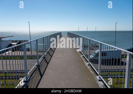 Blick auf Afsluidijk, langer Damm mit Autobahn zum Schutz der Niederlande vor dem Wasser der Nordsee Stockfoto