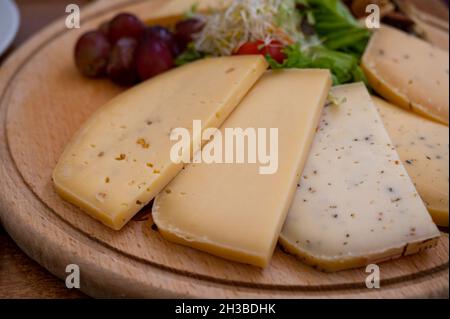 Käseplatte mit einer Vielzahl von leckeren belgischen Hartkäse aus der trappistenabtei Stockfoto