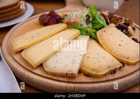 Käseplatte mit einer Vielzahl von leckeren belgischen Hartkäse aus der trappistenabtei Stockfoto