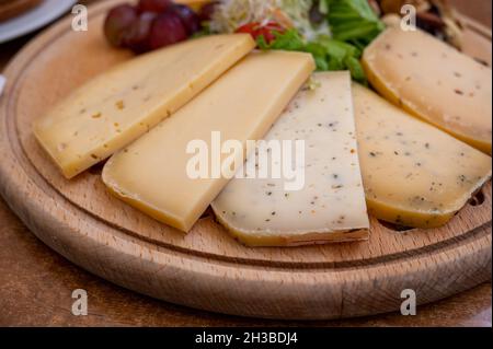 Käseplatte mit einer Vielzahl von leckeren belgischen Hartkäse aus der trappistenabtei Stockfoto