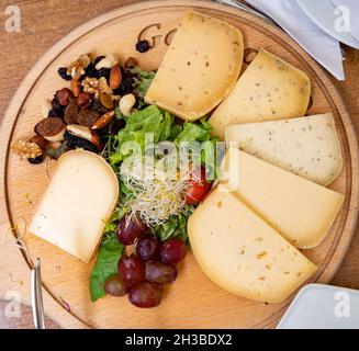 Käseplatte mit einer Vielzahl von leckeren belgischen Hartkäse aus der trappistenabtei Stockfoto