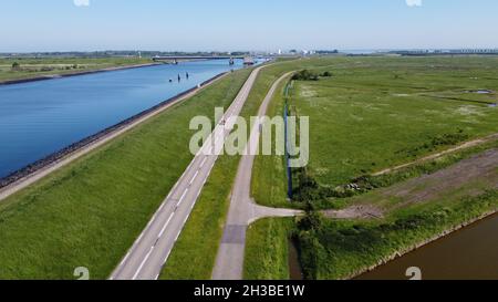 Luftaufnahme auf grünen Poldern, Wiesen und Wassertransportkanal in Süd-Beveland, Zeeland, Niederlande im Sommer Stockfoto