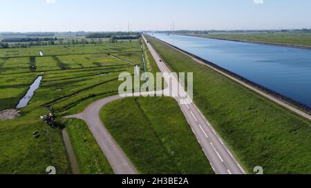 Luftaufnahme auf grünen Poldern, Wiesen und Wassertransportkanal in Süd-Beveland, Zeeland, Niederlande im Sommer Stockfoto