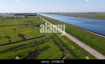 Luftaufnahme auf grünen Poldern, Wiesen und Wassertransportkanal in Süd-Beveland, Zeeland, Niederlande im Sommer Stockfoto