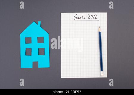 Leeres Papier, Stift, Haus, Ziele für 2022, Pläne machen, Home Käufer, Konzept Stockfoto