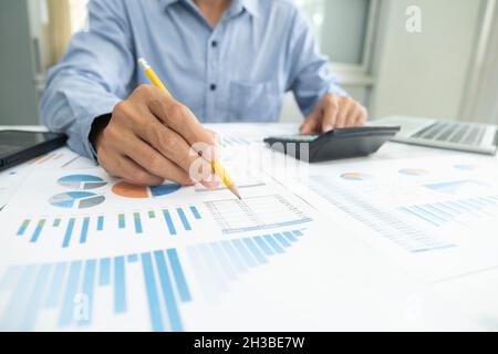 Finanzen sparen Wirtschaft Konzept. Buchhalter oder Bankier berechnen Sie die cash Rechnung. Stockfoto