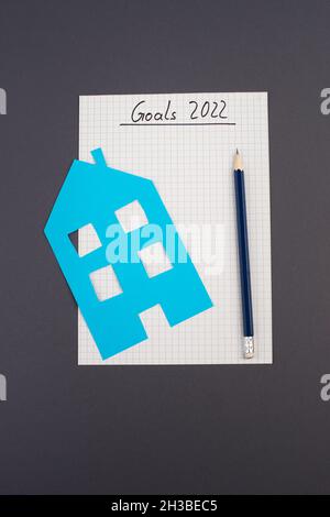 Leeres Papier, Stift, Haus, Ziele für 2022, Pläne machen, Home Käufer, Konzept Stockfoto