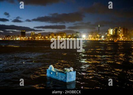 Der 2. Februar wird als der Tag von Lemanja gefeiert. Der Tag, an dem die Strände von Montevideo zu einem Tempel werden. Tausende von Gläubigen aus der ganzen Stadt kommen an die Strände, um der Meeresgöttin zu huldigen. Uruguay. Stockfoto