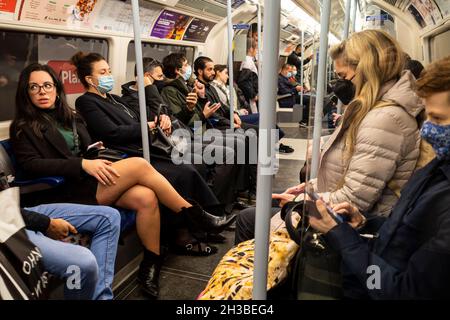 London, Großbritannien. 25. Oktober 2021. Passagiere auf der Jubilee-Linie während der abendlichen Hauptverkehrszeit. Während für Transport for London (TF Stockfoto