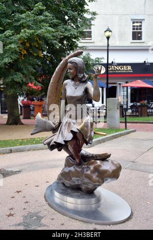 Salem, Massachusetts, USA. Die „Bewitched“-Skulptur, die im Lappin Park in der Nähe der Kreuzung von Essex und Washington Street aufgestellt wurde. Stockfoto
