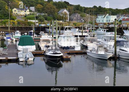 Gloucester, Massachusetts, USA. Jachthäfen im farbenfrohen Hafen von Gloucester, Massachusetts. Stockfoto