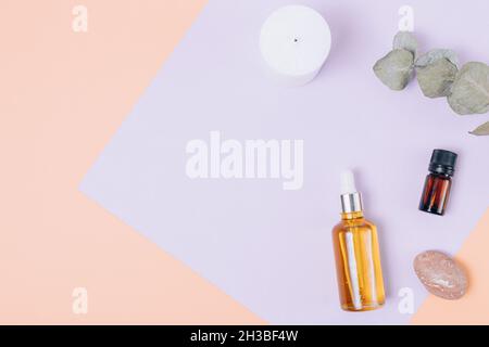 Natürliche Beauty-Produkte Serum und kosmetisches Öl auf pastellfarbenem Hintergrund, flache Lay-Zusammensetzung Stockfoto