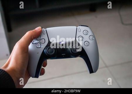 Afyonkarahisar, Türkei - 14. September 2021: Mann hält den PlayStation 5-Controller in der Hand. Stockfoto