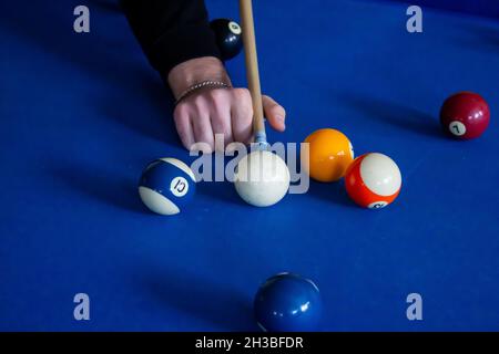 Mann spielt Billard, Nahaufnahme von Mann Hand Vorbereitung Billardkugeln mit Queue schlagen. Stockfoto