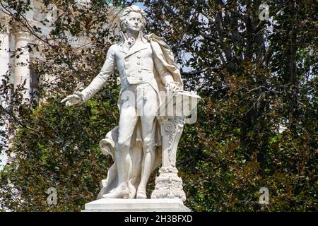 Wien, Österreich, 24. Juli 2021. Das Mozart-Denkmal ist ein Denkmal im Burggarten im Wiener Stadtteil Innere Stadt Stockfoto