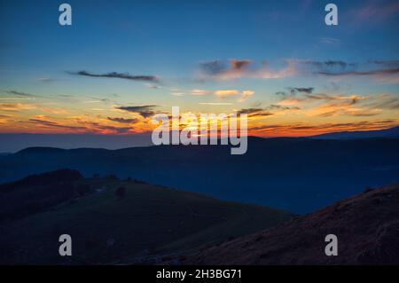 Dunkler und lebhafter Sonnenuntergang in den Bergen Stockfoto