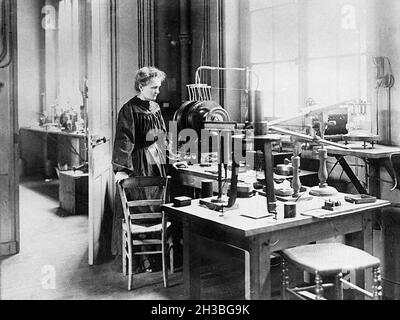 Marie Curie. Die Nobelpreisträgerin Marie Skłodowska Curie (1867-1934) in ihrem Labor. Foto von Henri Manuel, 1908 Stockfoto