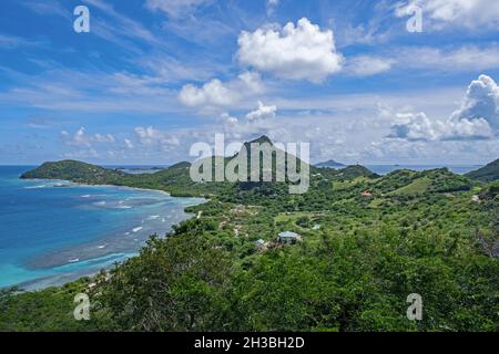 Blick über die Chatham Bay und die grünen Hügel auf Union Island, die zur Nation von Saint Vincent und den Grenadinen in der Karibik gehört Stockfoto