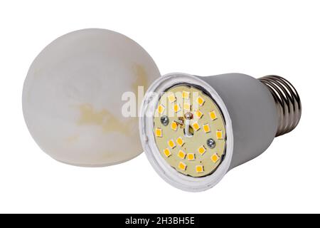 Defekte Glühlampen. Nahaufnahme einer explodierten LED-Lampe mit Brandflecken auf den Plus- und Minus-Verbindungskabeln, die auf weißem Hintergrund isoliert sind. Beschneidungspfad Stockfoto