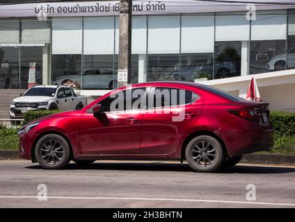 Chiangmai, Thailand - Oktober 6 2021: Privater Öko-Wagen Mazda 2. Auf der Straße Nr. 1001 8 km vom Chiangmai Business Area. Stockfoto