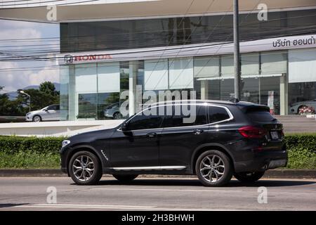 Chiangmai, Thailand - Oktober 6 2021: Privatauto. BMW X3. Foto auf der Straße Nr. 1001 etwa 8 km von der Innenstadt von Chiangmai, thailand. Stockfoto