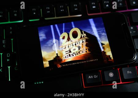 Viersen, Deutschland - Juni 9. 2021: Nahaufnahme des Handybildschirms mit Logo-Schriftzug des Fuchsfernsehens der Filmproduktionsfirma des 20. Jahrhunderts auf dem Computer