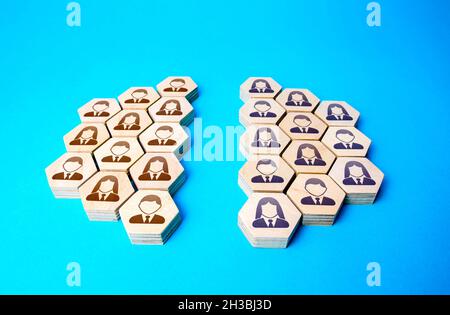 Die Mitarbeiter des Unternehmens sind in zwei Gruppen unterteilt. Zwei Lager der Gedanken. Community aufgeteilt. Verletzung der Integrität. Meinungsverschiedenheiten. Zusammenführen zu einer Organisation Stockfoto